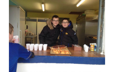 Belle initiative de ces deux joueurs du club qui ont tenu la Buvette ! Bravo &amp; Merci ! 